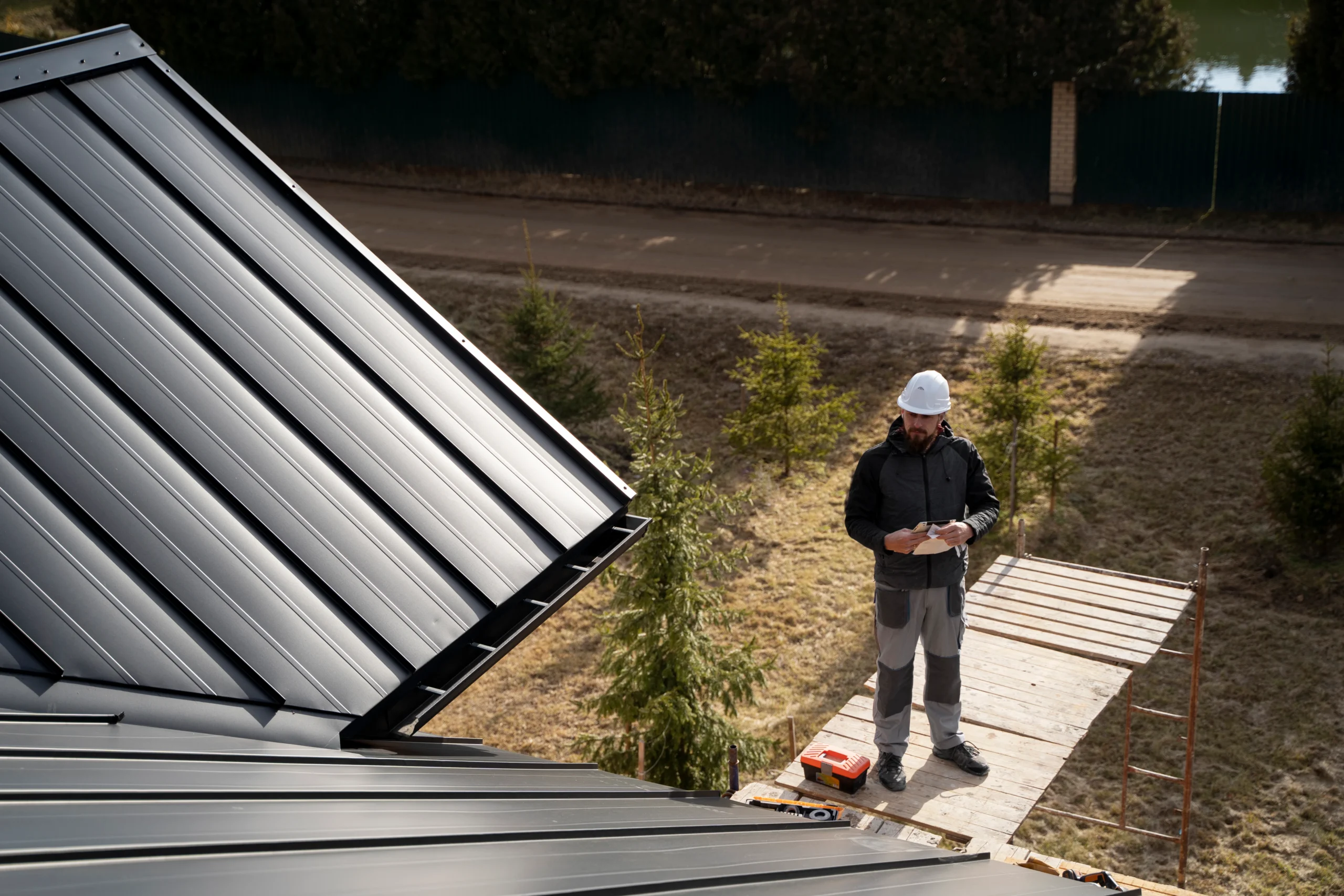 Técnico revisando la instalación de un techo modular en un proyecto residencial.